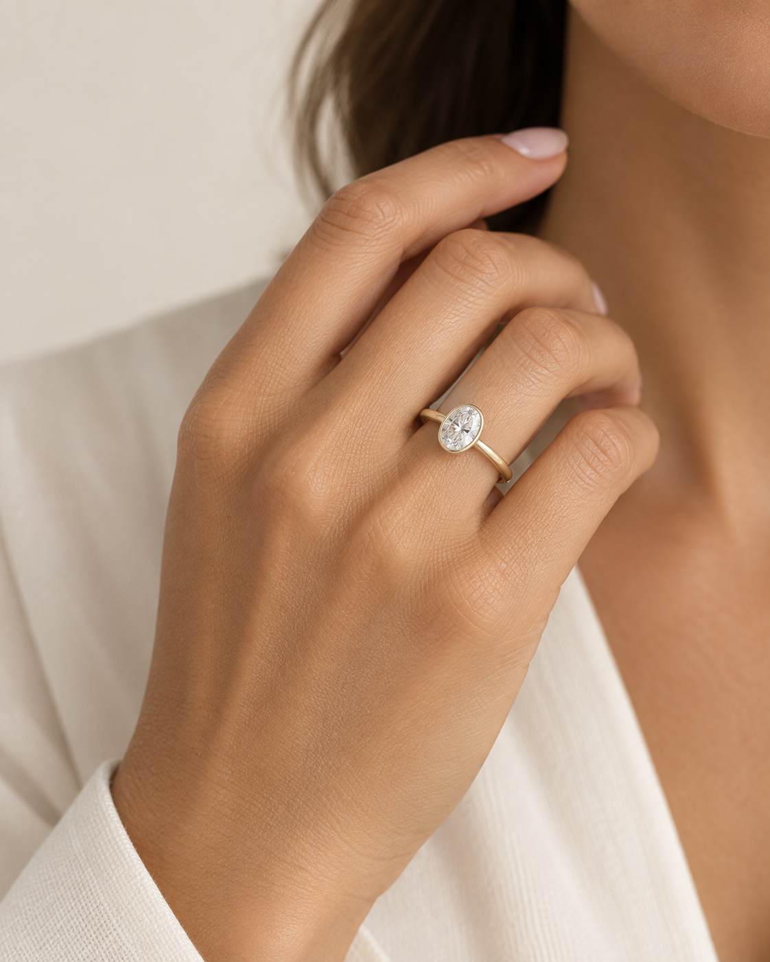 טבעת אירוסין סוליטר יהלום אובלי בשיבוץ בזל עלי כותרת